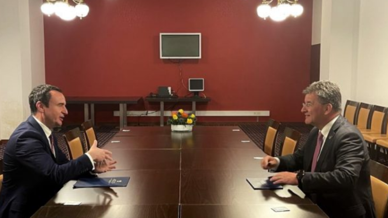 Kurti flet pas përfundimit të takimit me Lajçak