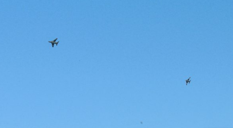 Protestuesit serbë duartrokitën teksa avionët ushtarakë iu afruan kufirit të Kosovës