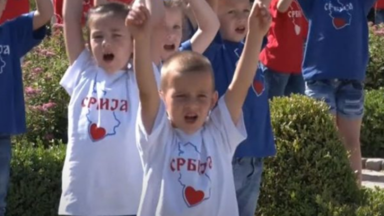 “Kosova është në zemër të Serbisë”, serbët në Leposaviq obligojnë nxënësit të këndojnë këngë nacionaliste