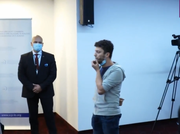 Ndërprehet konferenca e kryetarës së Gjykatës Speciale, futen dy djem me filikaça