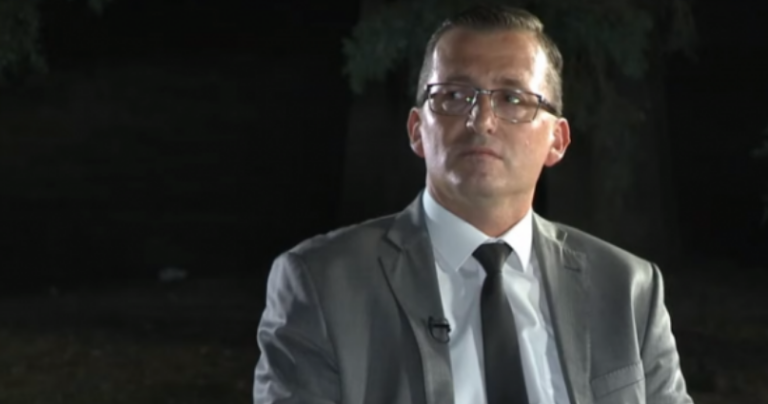 Kandidati i LDK’së për kryetar të Rahovecit ndalet gjatë transmetimit “live” pasi filloi të thirret ezani