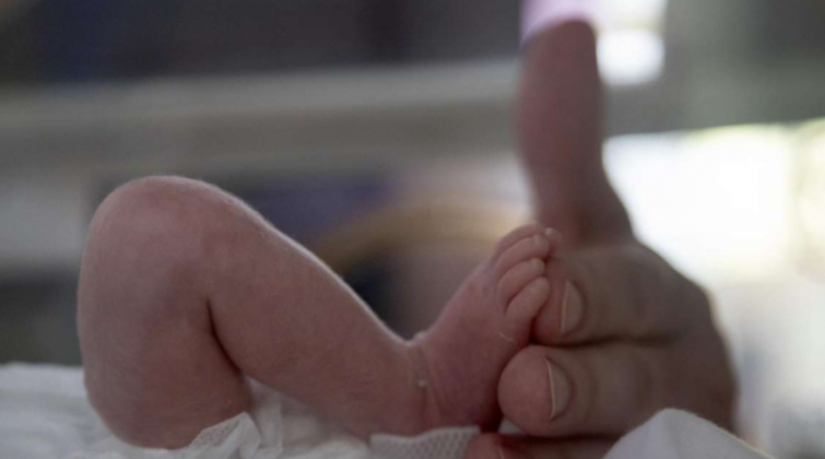 Foshnja 3 javëshe ndërroi jetë nga virusi, flasin nga spitali ku u pranua