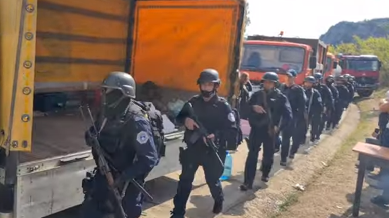 Serbët në veri provokojnë me këngë nacionaliste derisa bëhet ndërrimi i policëve