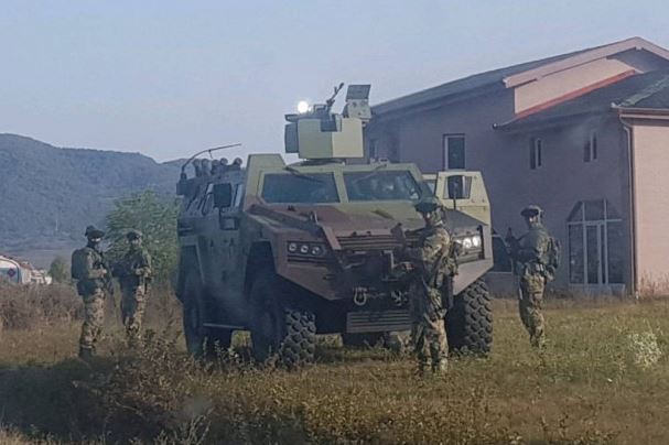 Mediat serbe publikojnë pamje: Ushtria dy kilometra larg nga pika kufitare në Jarinje