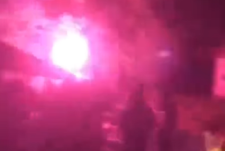 Tensione në veri të Mitrovicës, para policëve serbët brohorasin “Kosova është Serbi” (VIDEO)