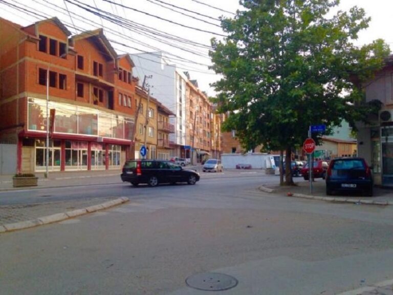 Shpërthen zjarri në një banesë në qendër të Mitrovicës