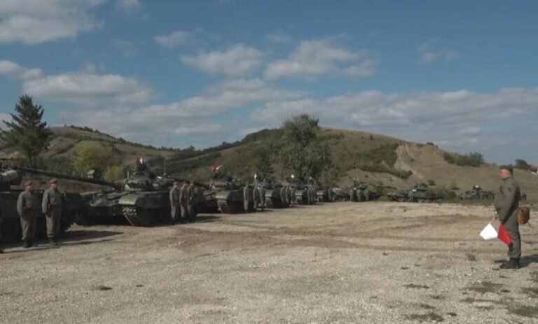 Serbia tërheq automjetet ushtarake nga kufiri me Kosovën