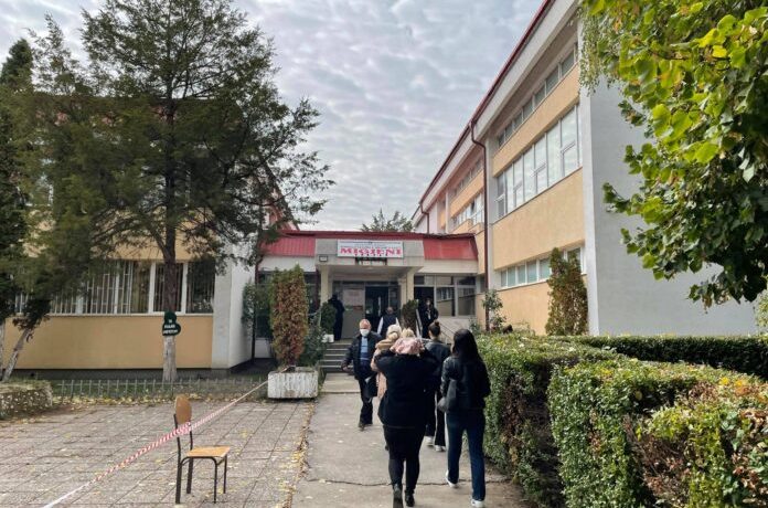 Probleme në qendrën më të madhe të votimit në Mitrovicë