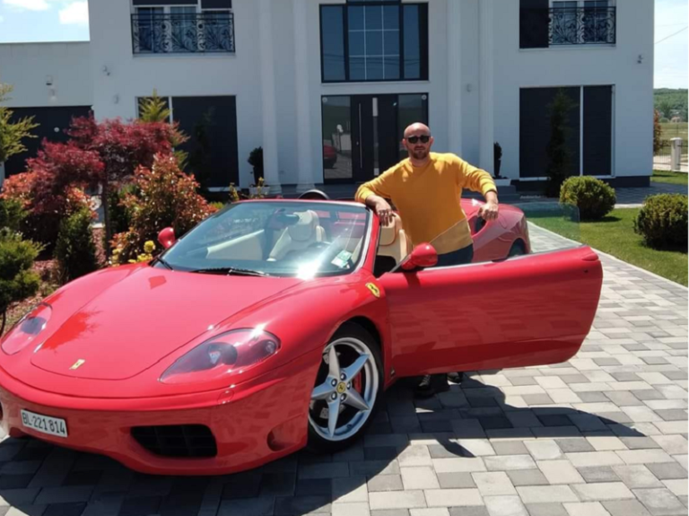 Kandidati për kryetar të Podujevës shkon me Ferrarin “modest” për të votuar