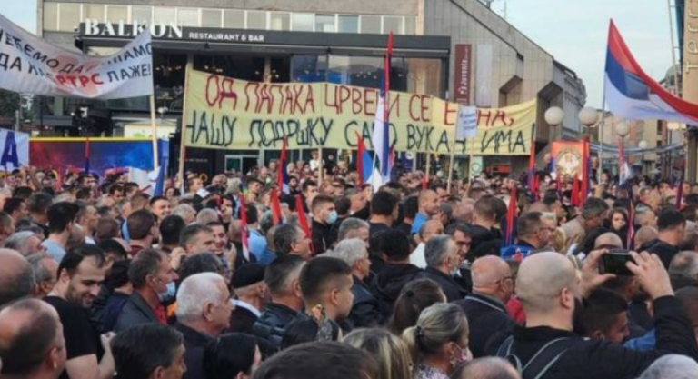 Protestë masive kundër Dodikut në Banja Llukë, kryebashkiaku: Kjo është kryengritje