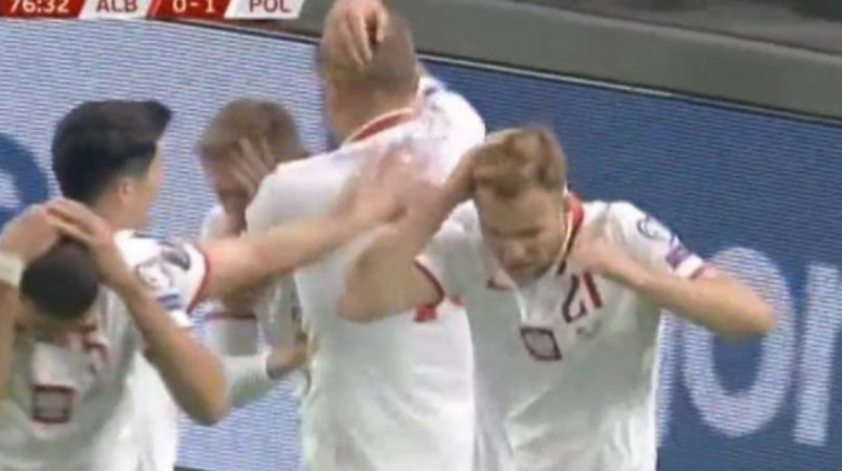 Momenti kur tifozët i gjuajnë me shishe futbollistët e Polonisë