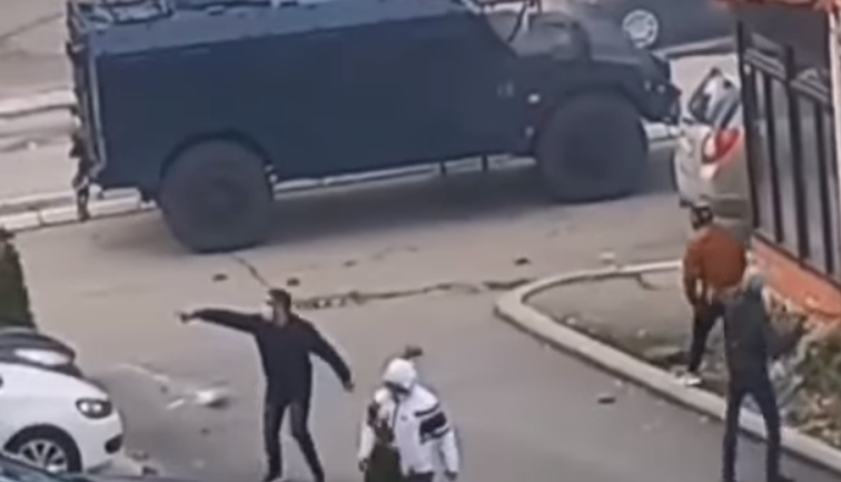 Momenti kur serbët në Veri e gjuajnë me gurë autoblindin e Policisë