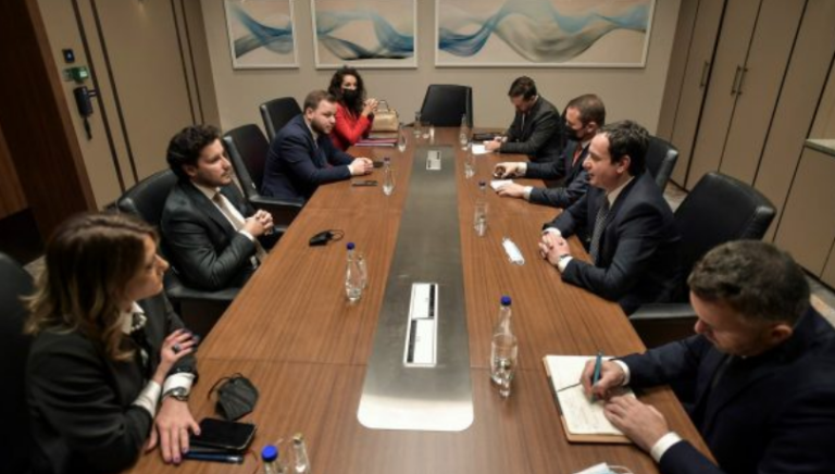 Kurti takohet me Abazoviqin në Shkup, tregon për çka u fol në takim