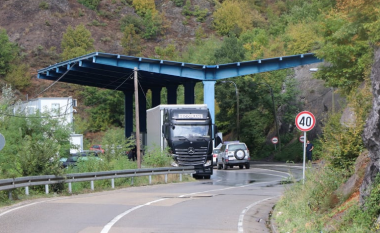Serbia pezullon punën në pikat kufitare të Jarinjës dhe Bërnjakut që të përgatitet për përdorimin e afisheve