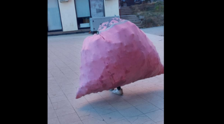 E dhimbshme – 13 vjeçari punon punë të rënda fizike: M’duhet me mbushë edhe një herë kaq, për me mujt m’i nxjerr 3 euro me ia çu babës n’aksham