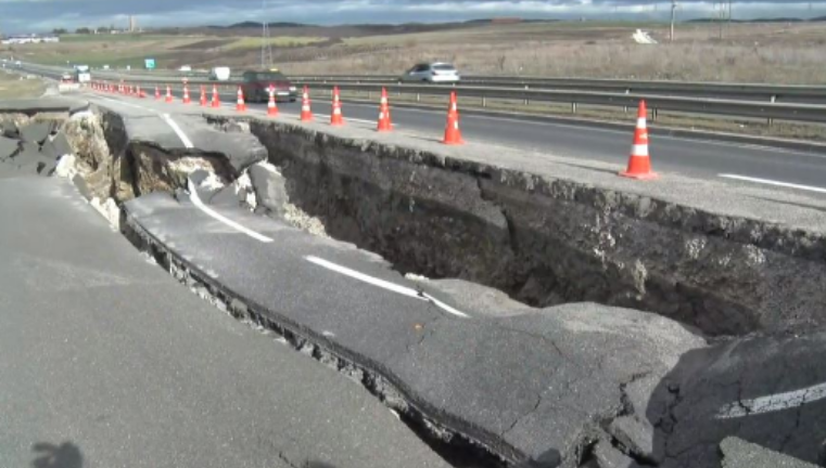 10 muaj që është shembur, ende s’është rregulluar rruga Mitrovicë-Prishtinë