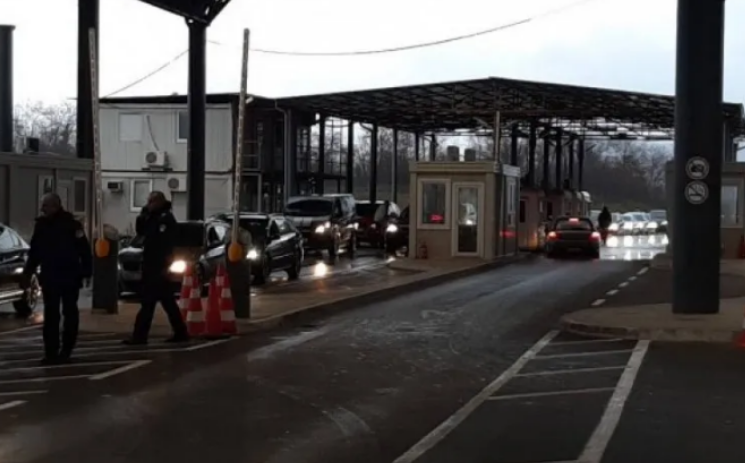 Sulmi në Jarinjë: Brenda kontinjerit ishin tre policë dhe një doganier