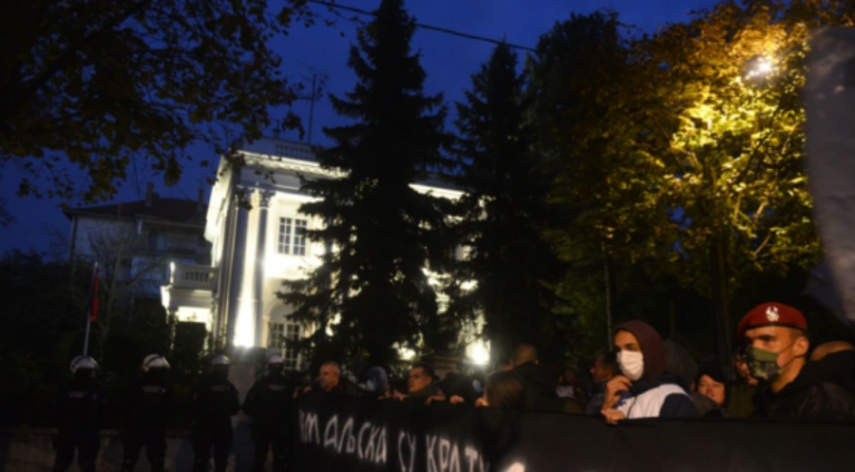 Protestues serbë me thirrje “Kosova është zemra e Serbisë” përpara ambasadës së Shqipërisë atje