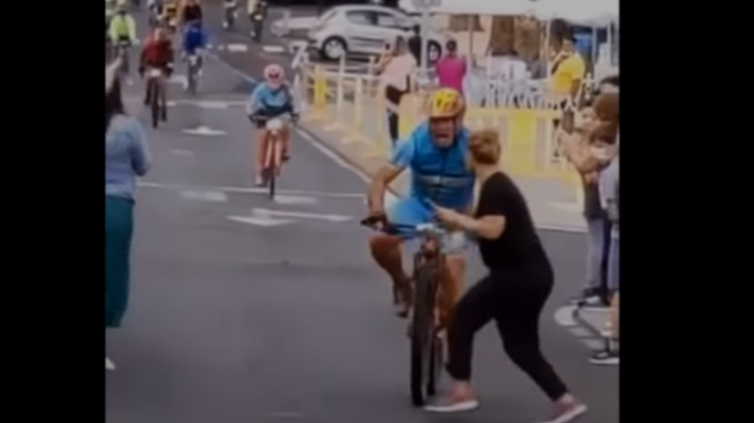 Momenti kur spektatorja përplaset me çiklistin disa metra para finishit