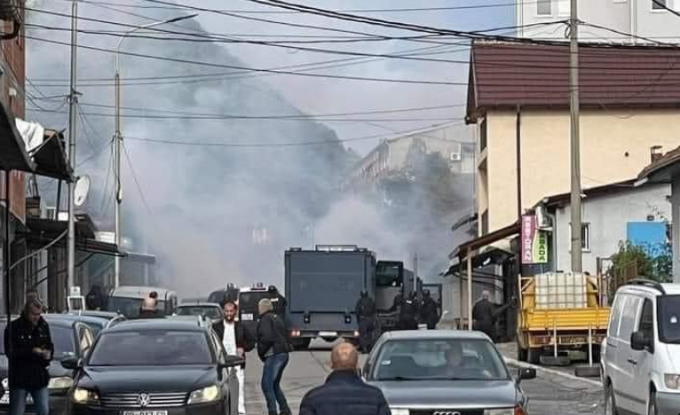 Tensionet në veri: KFOR-i i del në përkrahje Policisë së Kosovës