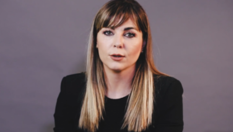 Prekëse: I vdes nëna nga Covidi, gazetarja e njohur shqiptare i lut qytetarët që të vaksinohen