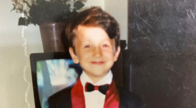 Personi në fotografi sot është njëri nga reperët e famshëm kosovar