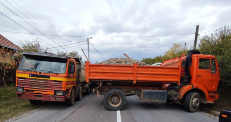 Hiqen bllokadat e serbëve në Mitrovicë të Veriut dhe Rudarë