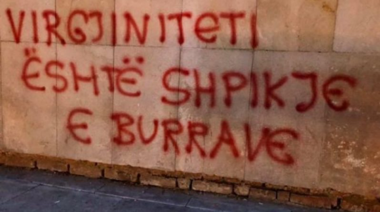 ‘Virgjiniteti është shpikje e burrave’, ‘Dhunuesit e grave n’burg’: Dënohen aktivistët e grafiteve në Mitrovicë