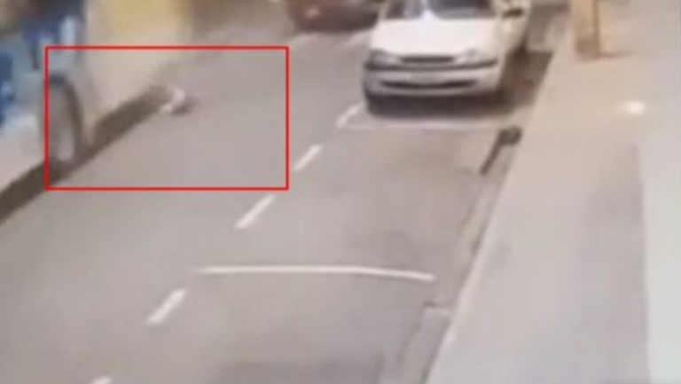 5-vjeçari i shpëton aksidentit të frikshëm , bie nga makina në rrugë kur mjeti përplaset nga autobusi