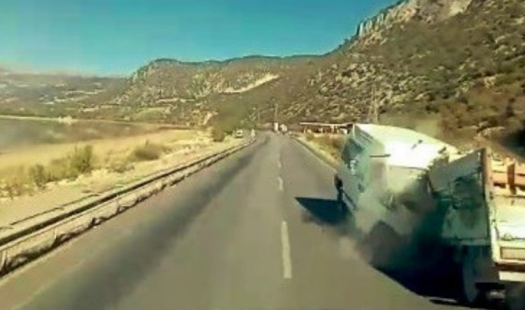 Aksident i frikshëm: Minibusi përplaset “kokë më kokë” me një kamion