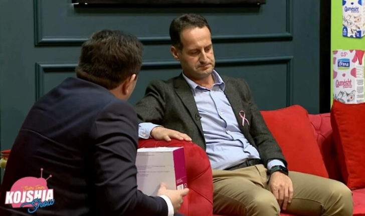 Moderatori i bënë me lot të gjithë pasi dhuron terapinë e nënës së tij të vdekur për të sëmurit nga kanceri!