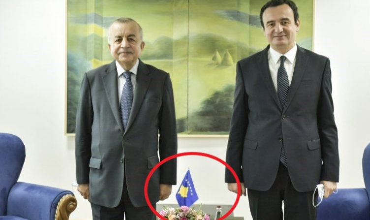 Shefi i UNMIK’ut preu flamurin e Kosovës nga fotografia me kryeministrin