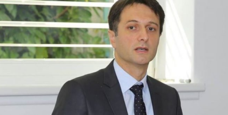 Murati “thumb” Kurtit pasi e priti Taninin e UNMIK-ut në zyrë