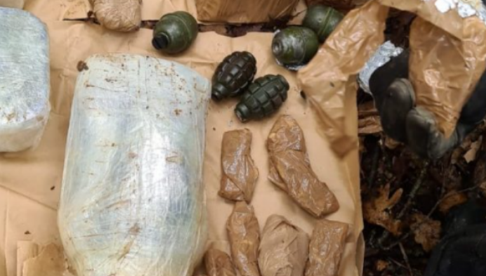 Aksioni anti-terrorizëm ku u arrestuan 5 persona vazhdoi edhe sot, policia konfiskon arsenal armësh