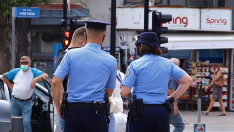 Paralajmërohet rishqyrtimi i masave anti-Covid, infektologu Tolaj thotë se maskat më s’kanë kuptim