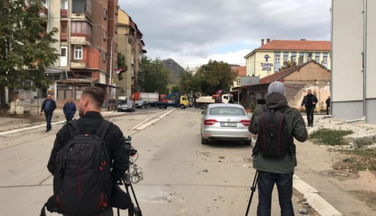 Protestuesit në veri hedhin bomba dore në drejtim të gazetarëve