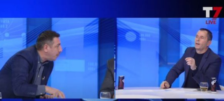“Mos fol për Astrit Deharin se keq kalon”, “me ty kurrë s’ka me u zbardhë” – debat i ashpër mes Tomë Gashi e Valon Sylës