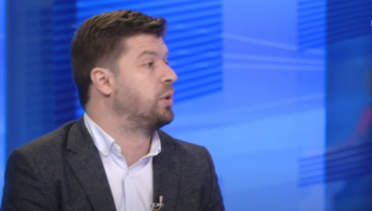 Hyseni: Qeveritarët vetëm te Desku i Agron Bajramit rrinin, tash ai ambasador