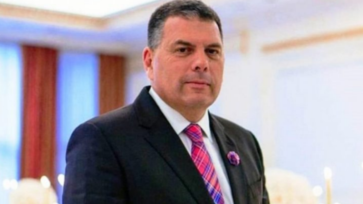 Edhe një këngëtar i ri në tregun muzikor: Biznesmeni kosovar i futet muzikës