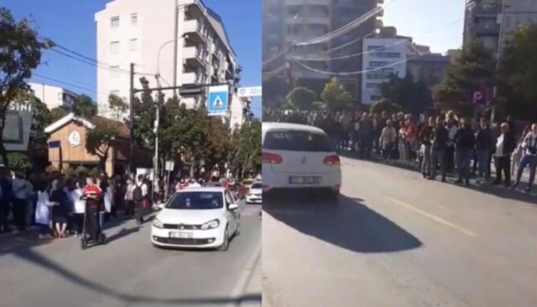 Qytetarë të shumtë nga Mitrovica dalin në rrugë për të përshëndetur Njësinë Speciale të Policisë së Kosovës