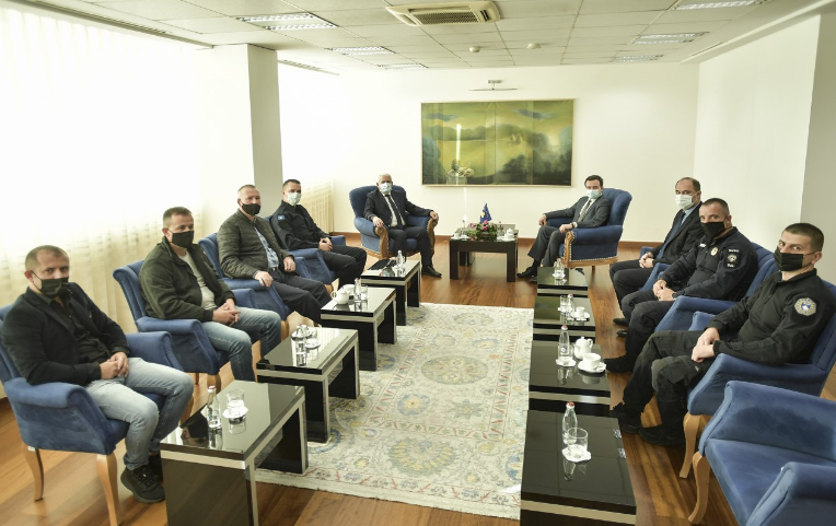 ​Kurti takoi policët e lënduar gjatë operacionit në veri: Grupet kriminale s’do të tolerohen