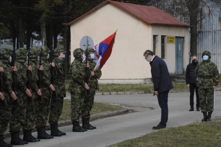 Xhandarmëria serbe para Vuçiqit këndon këngën “Të nisemi drejt për në Kosovë”