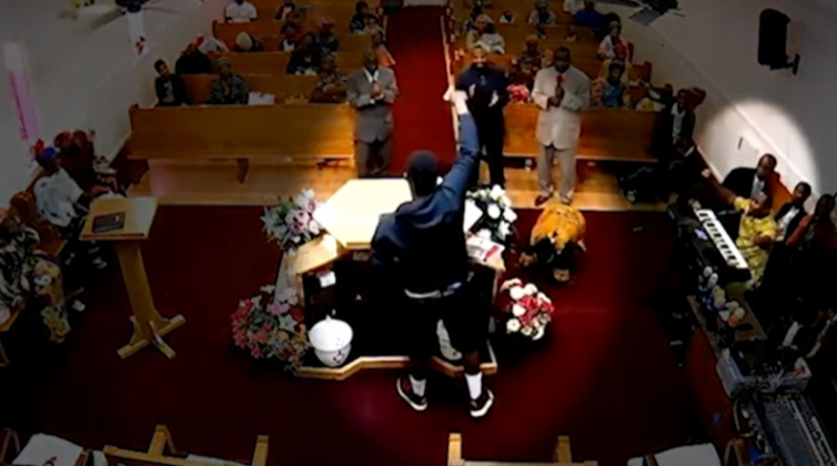 Prifti hero rrëzon përtokë sulmuesin e armatosur para se të shtie në njerëz