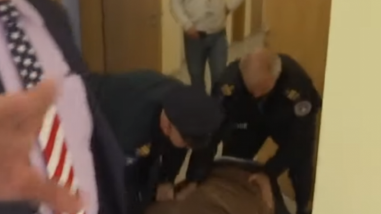 Pamje kur arrestohet një qytetar në qendrën e votimit në Viti