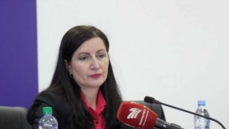 Me kërkesë të saj Kuvendi ia zvogëlon për 1 mijë Euro pagën Auditores së Përgjithshme