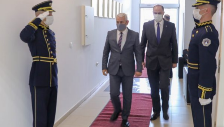 Vrasja e tre personave në Deçan, Sveçla e Mehmeti thërrasin konferencë për media