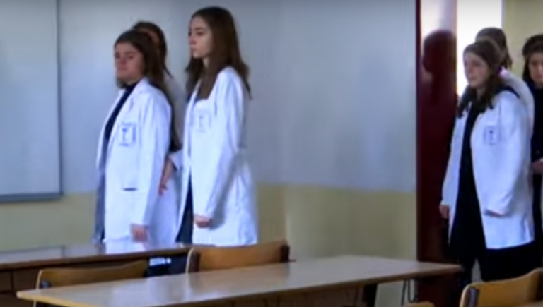 Nxënësit shpërthejnë në lot kur kthehen në klasë pa shoqen e shokun që u vranë në Gllogjan