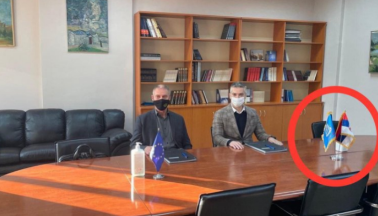 Koordinatori i EULEX-it në takim zyrtar pa flamur të Kosovës, por me të Serbisë