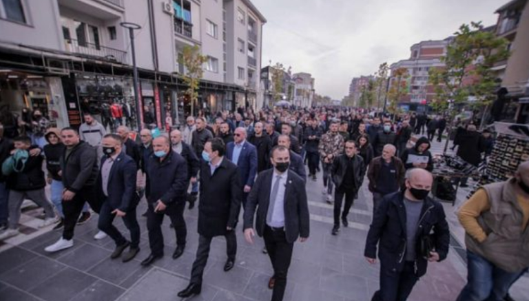 Heshtje zgjedhore, Kurti nga Parisi në sheshin e Podujevës