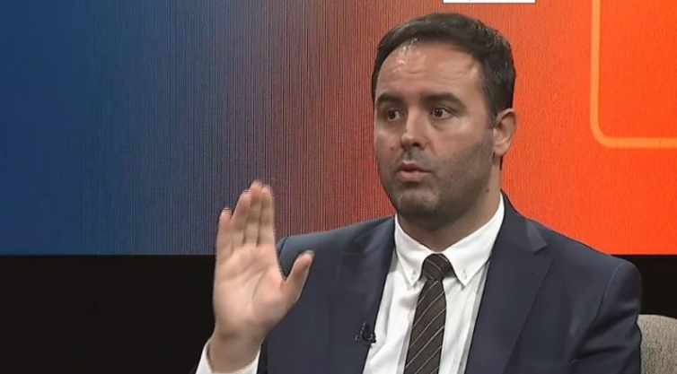 Pakënaqësitë e Haki Abazit, Konjufca thyen heshtjen: Ka probleme me Grupin Parlamentar dhe Qeverinë